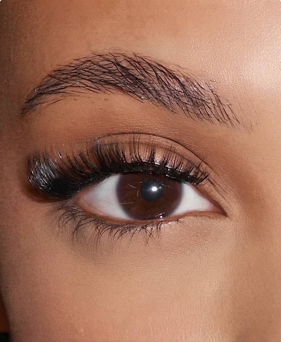Rendu d'une pose de cils magnétiques EYRAH comparé à des extensions de cils